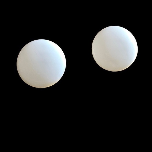 JAPAN Milk Glass White Antique Round Clip On Earrings Woman’s Vintage Jewelry - Picture 2 of 7